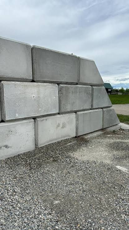 Eco block retaining wall with brown finish built on a hillside in East Tennessee